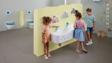 Niños jugando en un baño con Geberit Bambini