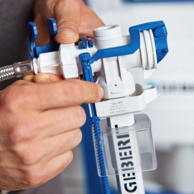 Mecanismo de alimentación Geberit serie 383 ajustable mediante un husillo Mecanismo de alimentación Geberit serie 383 ajustable mediante un husillo