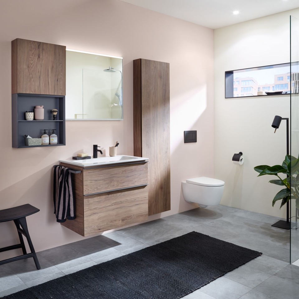 Cuarto de baño Geberit iCon con inodoro, bidé, lavabo y muebles de baño