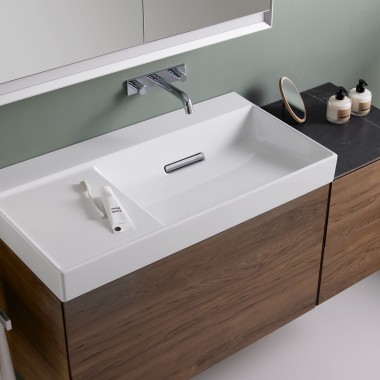 Zona de lavabo Geberit ONE con muebles de madera Zona de lavabo Geberit ONE con muebles de madera