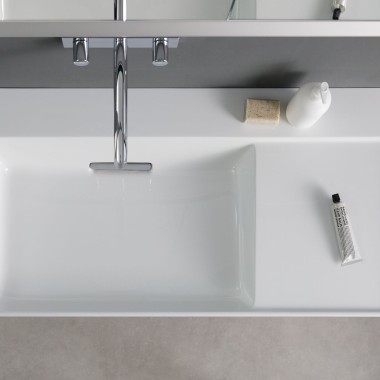 Lavabo Geberit ONE con superficie lateral derecha