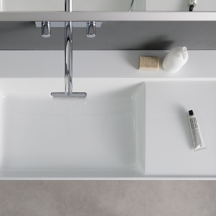 Lavabo Geberit ONE con superficie lateral derecha Lavabo Geberit ONE con superficie lateral derecha