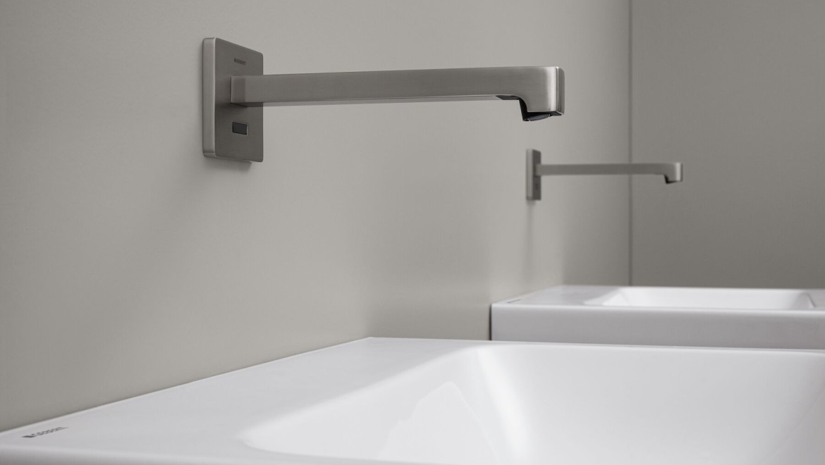 https://www.geberit.es/_assets/local-media/pictures/products/2023-brenta-stainless-steel-brushed-wall-mounted-sideview-big-size-16-9.jpg
