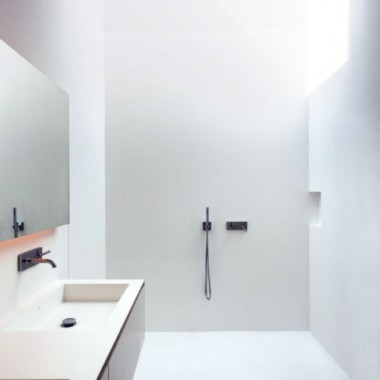 Baño minimalista en la Casa de Aluminio