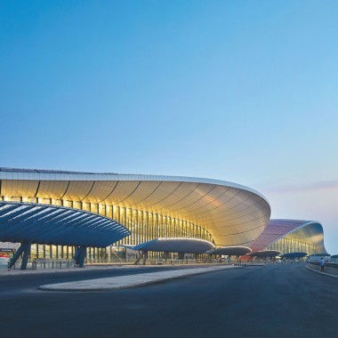 El impresionante diseño del aeropuerto es de Zaha Hadid Architects (© Zaha Hadid Architects)