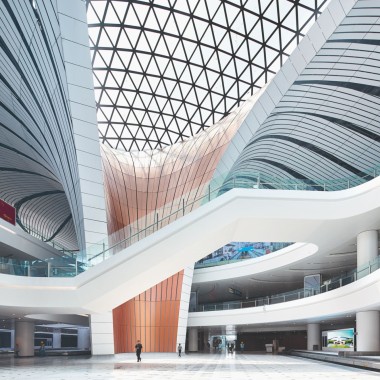 Las líneas curvas se entrecruzan por todo el interior del edificio (© Zaha Hadid Architects)