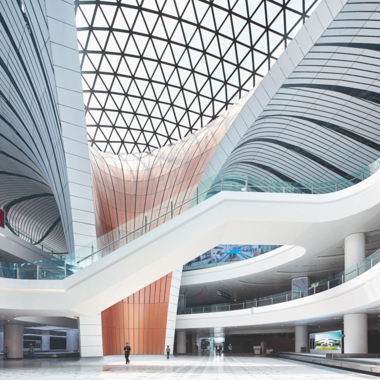 Las líneas curvas se entrecruzan por todo el interior del edificio (© Zaha Hadid Architects)