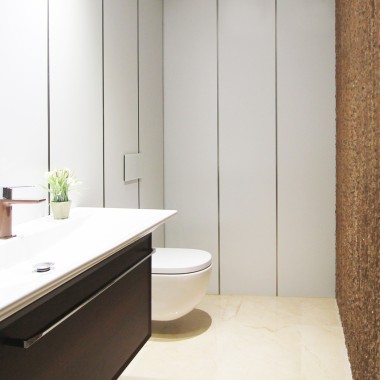 Baño minimalista con pulsador Geberit Sigma70 (© Javier Callejas) Baño minimalista con pulsador Geberit Sigma70 (© Javier Callejas)