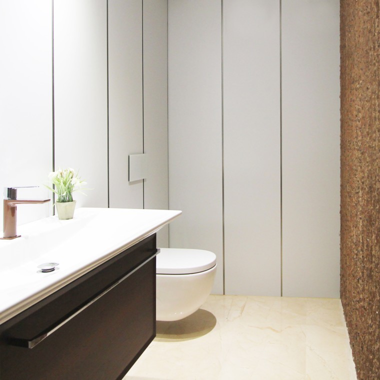 Baño minimalista con pulsador Geberit Sigma70 (© Javier Callejas)