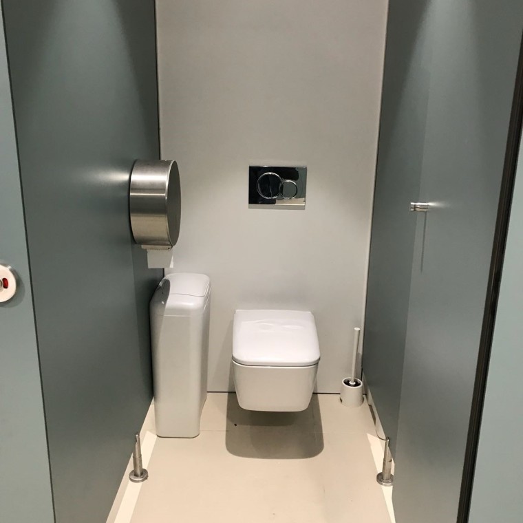 Cisterna empotrada con inodoro suspendido Geberit, en el Helix Cruise Center (©Batlle i Roig Arquitectura)
