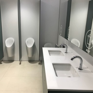 Urinarios Geberit en los servicios de la nueva terminal de cruceros (©Batlle i Roig Arquitectura) Urinarios Geberit en los servicios de la nueva terminal de cruceros (©Batlle i Roig Arquitectura)