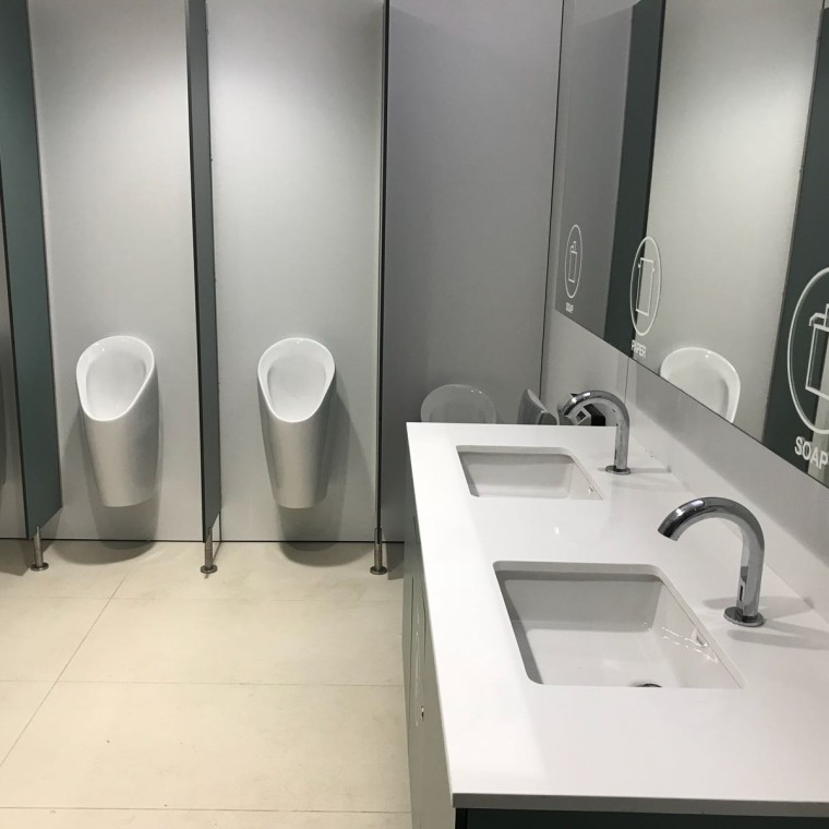 Urinarios Geberit en los servicios de la nueva terminal de cruceros (©Batlle i Roig Arquitectura)