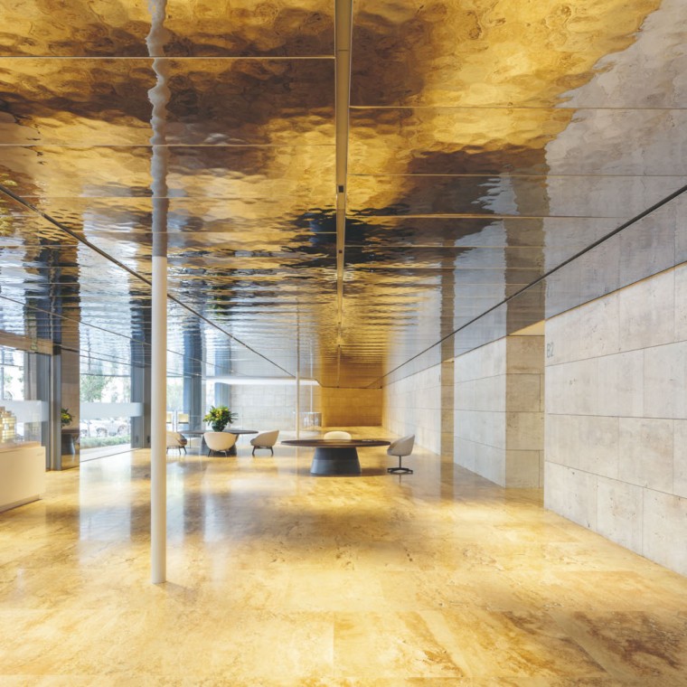 Glamour y lujo, en la entrada del edificio (© Rafael de La-Hoz) Glamour y lujo, en la entrada del edificio (© Rafael de La-Hoz)