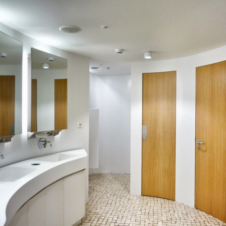 Los baños del edificio La Vela (© Herzog & de Meuron)