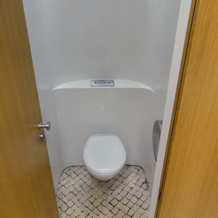 Pulsador Geberit Kappa50 en acero inoxidable con cisterna empotrada Geberit (© Herzog & de Meuron)