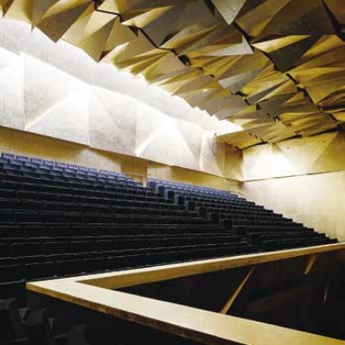 Detalle del patio de butacas y techo del auditorio Mieczyslaw Karlowicz (© Simon Menges) Detalle del patio de butacas y techo del auditorio Mieczyslaw Karlowicz (© Simon Menges)