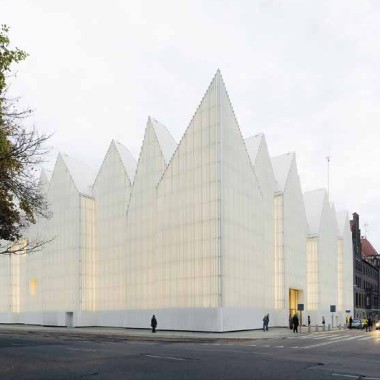 Fachada principal del auditorio Mieczyslaw Karlowicz en Szczecin, Polonia (© Simon Menges) Fachada principal del auditorio Mieczyslaw Karlowicz en Szczecin, Polonia (© Simon Menges)