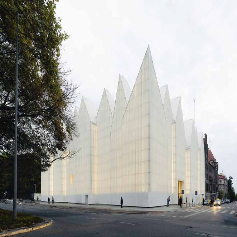 Fachada principal del auditorio Mieczyslaw Karlowicz en Szczecin, Polonia (© Simon Menges) Fachada principal del auditorio Mieczyslaw Karlowicz en Szczecin, Polonia (© Simon Menges)