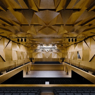Vista general del escenario del auditorio Mieczyslaw Karlowicz