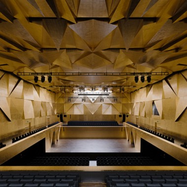 Vista general del escenario del auditorio Mieczyslaw Karlowicz (© Simon Menges) Vista general del escenario del auditorio Mieczyslaw Karlowicz (© Simon Menges)