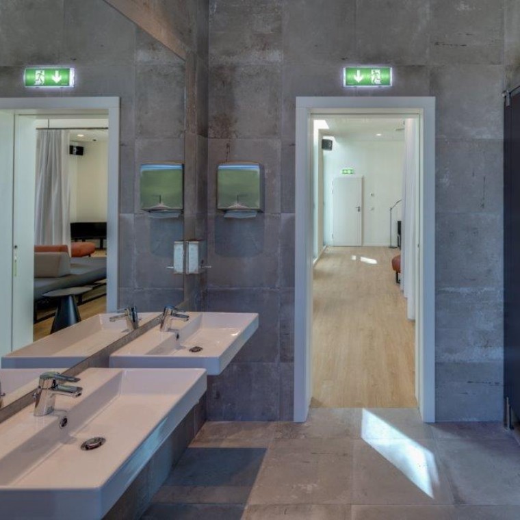 Residencia Porto Asprela, zona lavabo baños comunes (© Milestone)