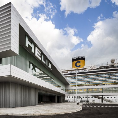 Crucero atracado en el Helix Cruise Center (©Batlle i Roig Arquitectura)