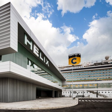 Crucero atracado en el Helix Cruise Center (©Batlle i Roig Arquitectura) Crucero atracado en el Helix Cruise Center (©Batlle i Roig Arquitectura)