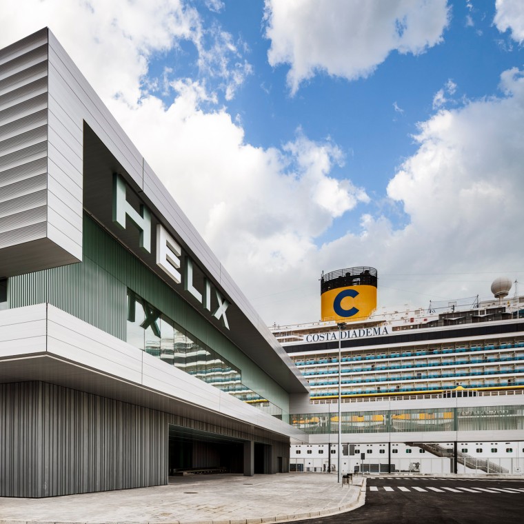 Crucero atracado en el Helix Cruise Center (©Batlle i Roig Arquitectura)