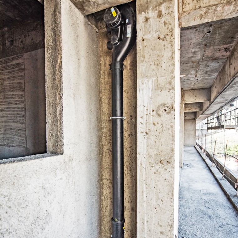 Tecnología Geberit SuperTube instalada en las bajantes de las Gateway Towers