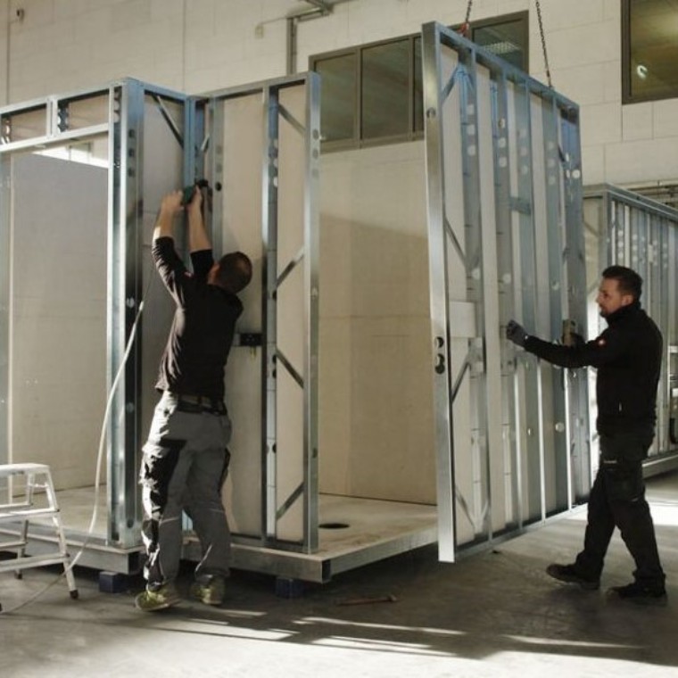 El módulo de baño se construye en fábrica con las paredes premontadas