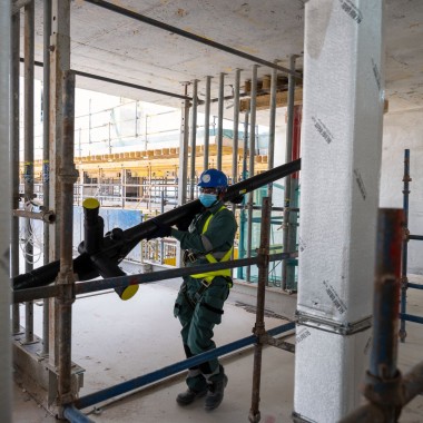 Un solo operario conduce el tramo de tubería al lugar de instalación