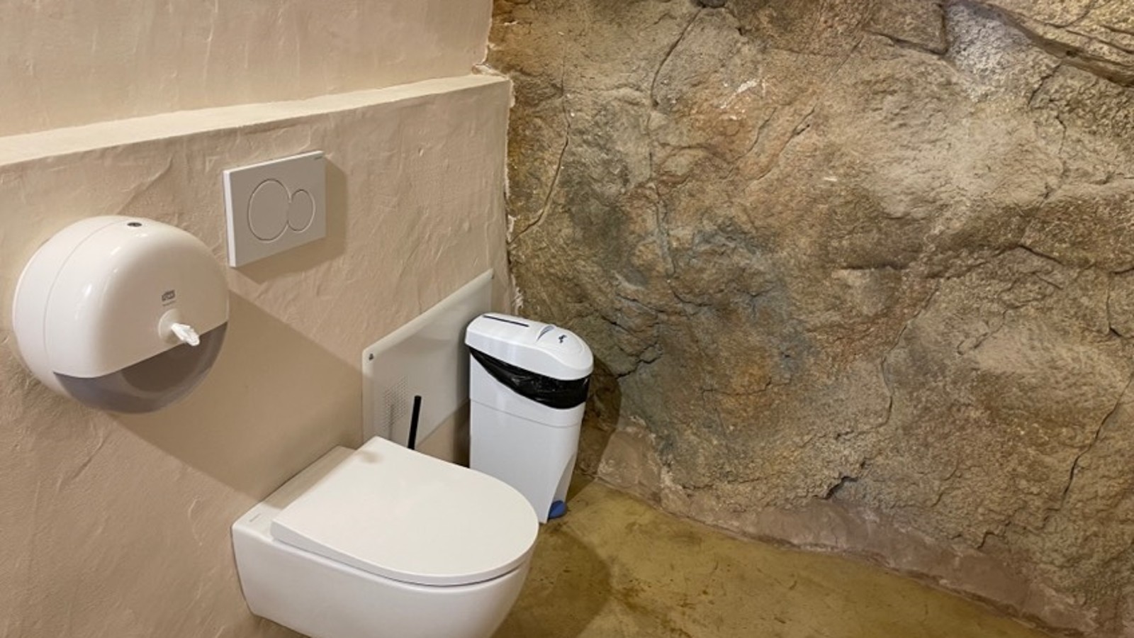 Cisternas empotradas e inodoros Geberit en el camping Delfín Verde Cisternas empotradas e inodoros Geberit en el camping Delfín Verde