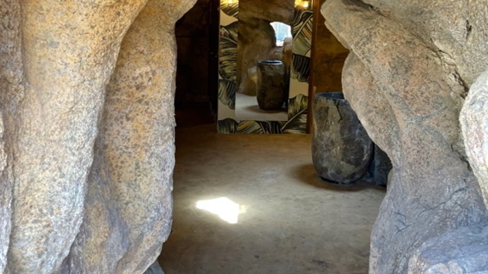 Entrada a los baños del camping Delfín Verde Entrada a los baños del camping Delfín Verde