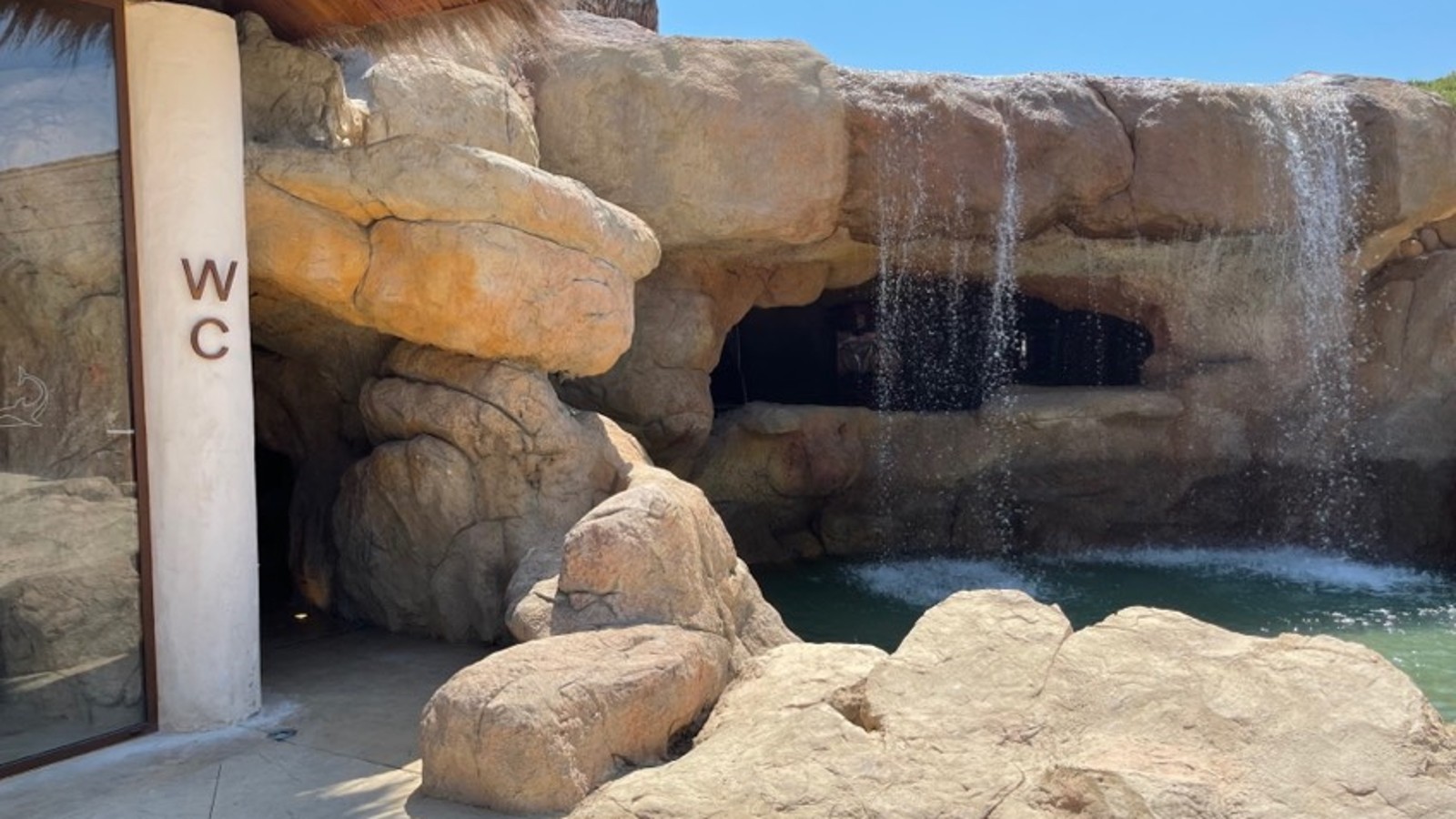 Exterior de los baños del camping Delfín Verde Exterior de los baños del camping Delfín Verde