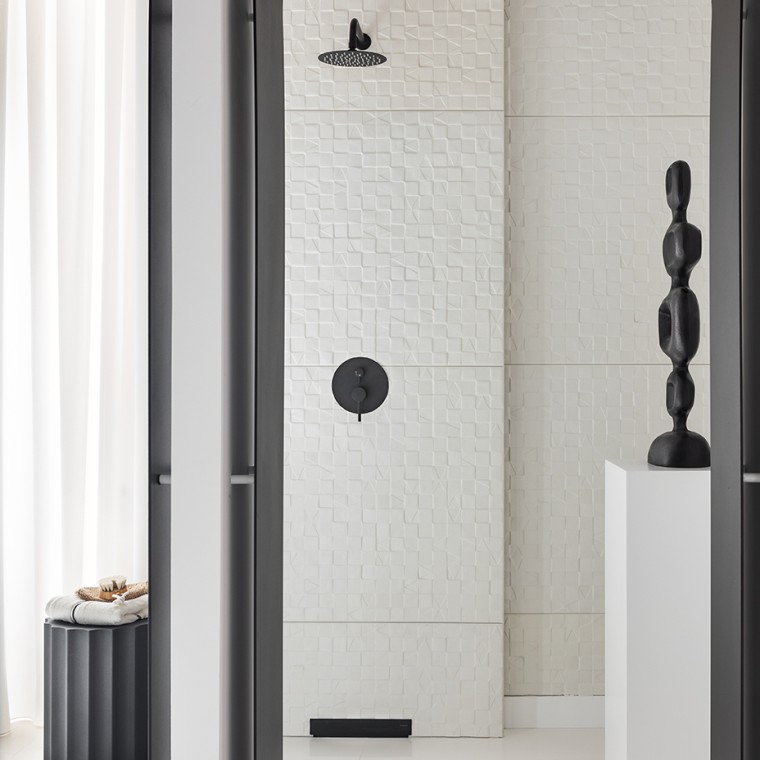 Sifón de pared Wall Drain, en acabado negro mate (©Nacho Uribesalazar: Casa Decor 2024 Geberit-Miguel Muñoz)