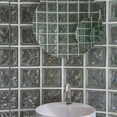 El agua se incorpora en forma de gotas de agua (©Asier Rua: Casa Decor 2025 Geberit-Zooco)