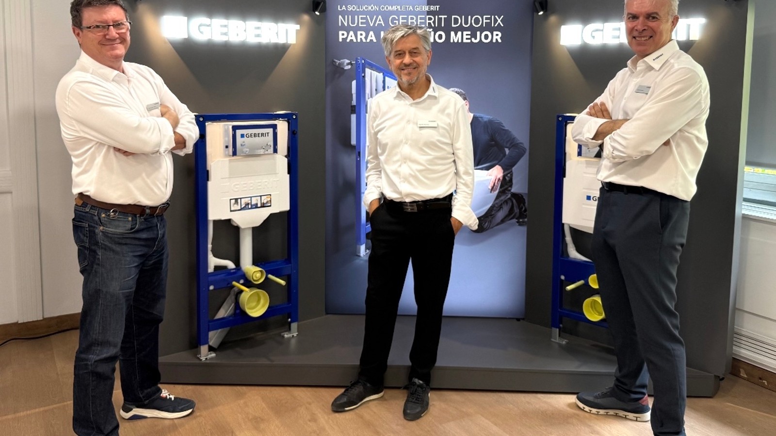 El equipo de Levante listo para la llegada de los clientes en Alicante