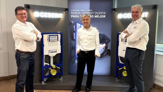 El equipo de Levante listo para la llegada de los clientes en Alicante El equipo de Levante listo para la llegada de los clientes en Alicante