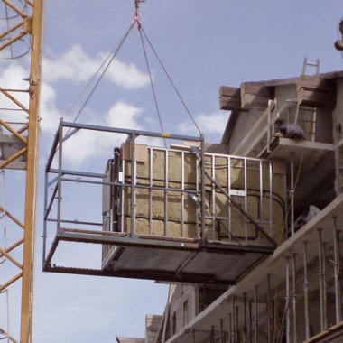 El módulo de baño totalmente terminado en la planta industrial se transporta a pie de obra