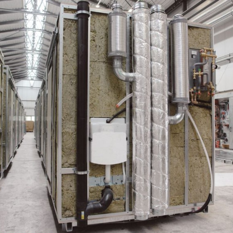 Detalle de todo el sistema de tuberías y la cisterna empotrada Geberit instalados en el módulo de baño