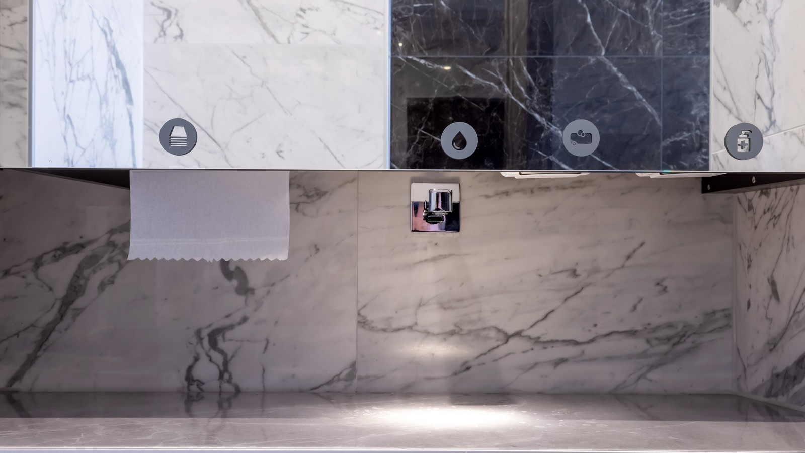 Construcción sofisticada: en la parte posterior del lavabo de gran formato, el canal de ducha Geberit CleanLine20 asegura el perfecto drenaje del agua (© Opernhaus Chemnitz / Nasser Hashemi)