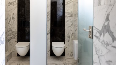 Inodoros Rimfree de la serie de baño Geberit Acanto (© Opernhaus Chemnitz / Nasser Hashemi) Inodoros Rimfree de la serie de baño Geberit Acanto (© Opernhaus Chemnitz / Nasser Hashemi)