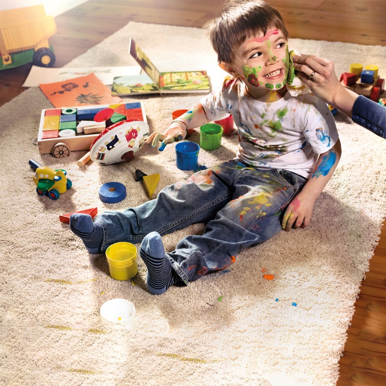 Niño cubierto de pintura Niño cubierto de pintura