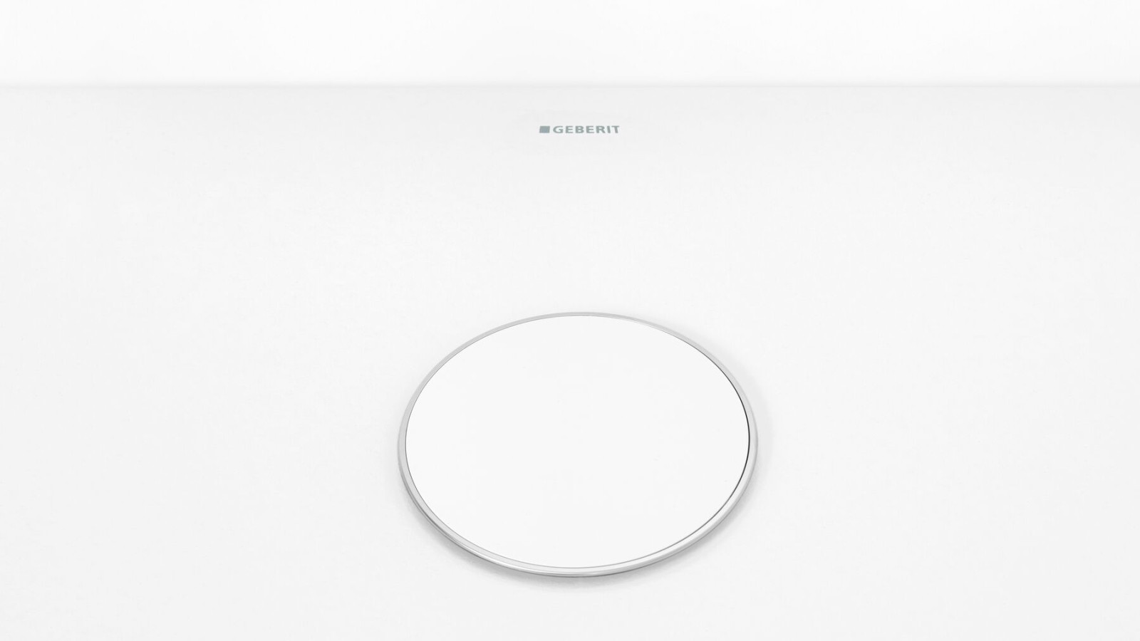 Tapón de desagüe en blanco con un discreto borde cromado brillante