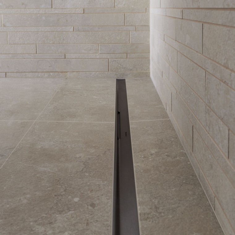 El agua se filtra a través de un elegante perfil de acero inoxidable. El agua se filtra a través de un elegante perfil de acero inoxidable.