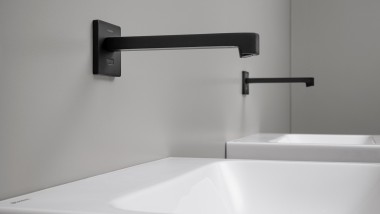 Grifo mural Brenta en negro mate (© Geberit)