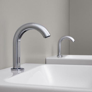 Grifo de encimera electrónico Geberit Piave cromado con sensor infrarrojo para un funcionamiento libre de contacto. Grifo de encimera electrónico Geberit Piave cromado con sensor infrarrojo para un funcionamiento libre de contacto.