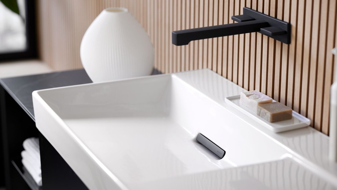 Lavabo con grifo, mueble y accesorios en negro Lavabo con grifo, mueble y accesorios en negro