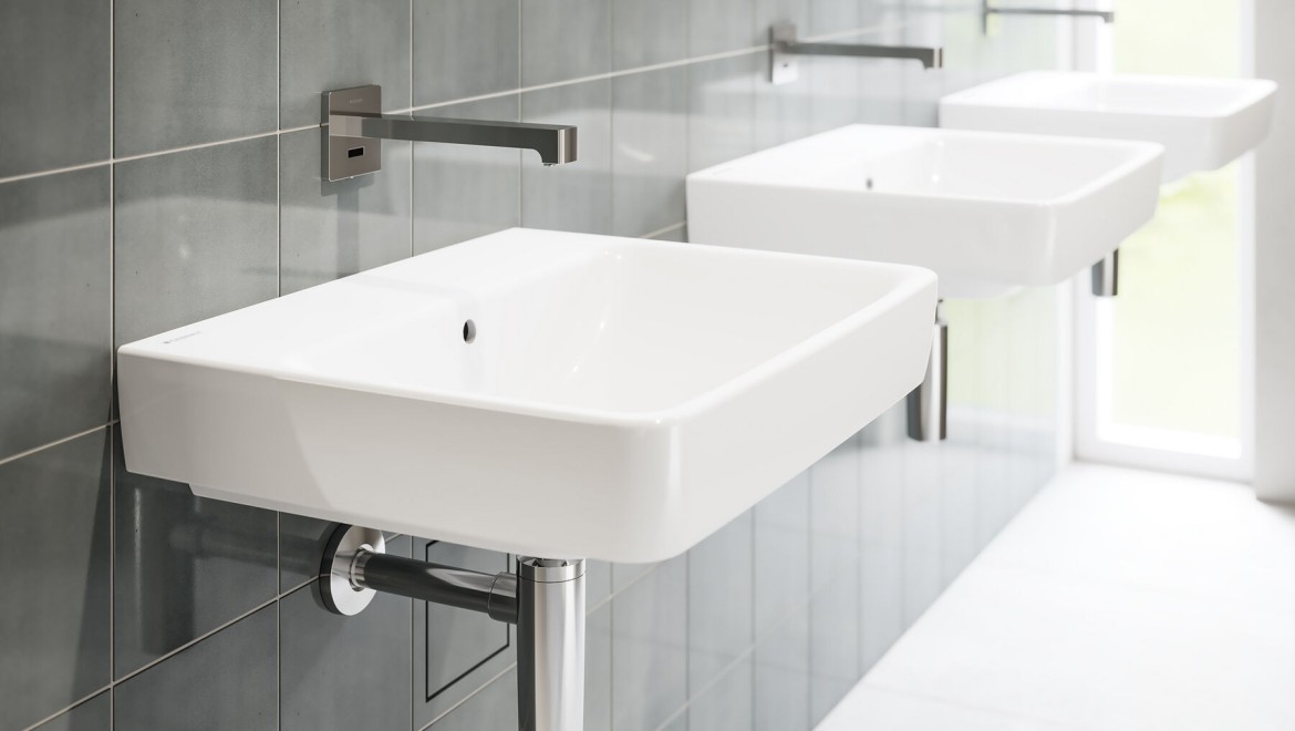 Baño público con grifos Geberit Baño público con grifos Geberit