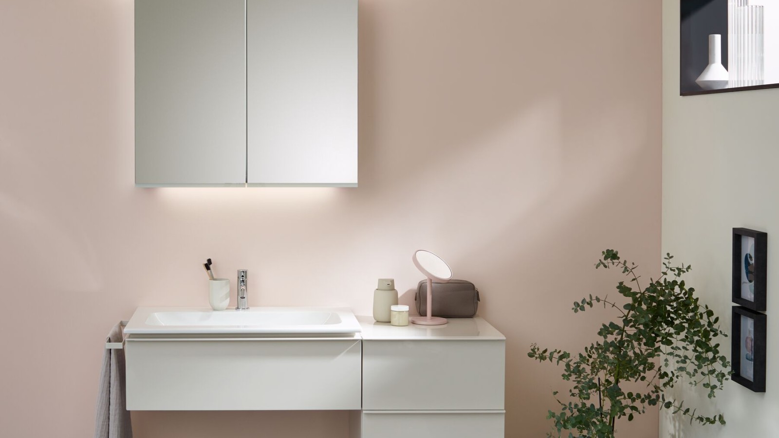 Serie de baño iCon con armario con espejo Option Plus (© Geberit) Serie de baño iCon con armario con espejo Option Plus (© Geberit)